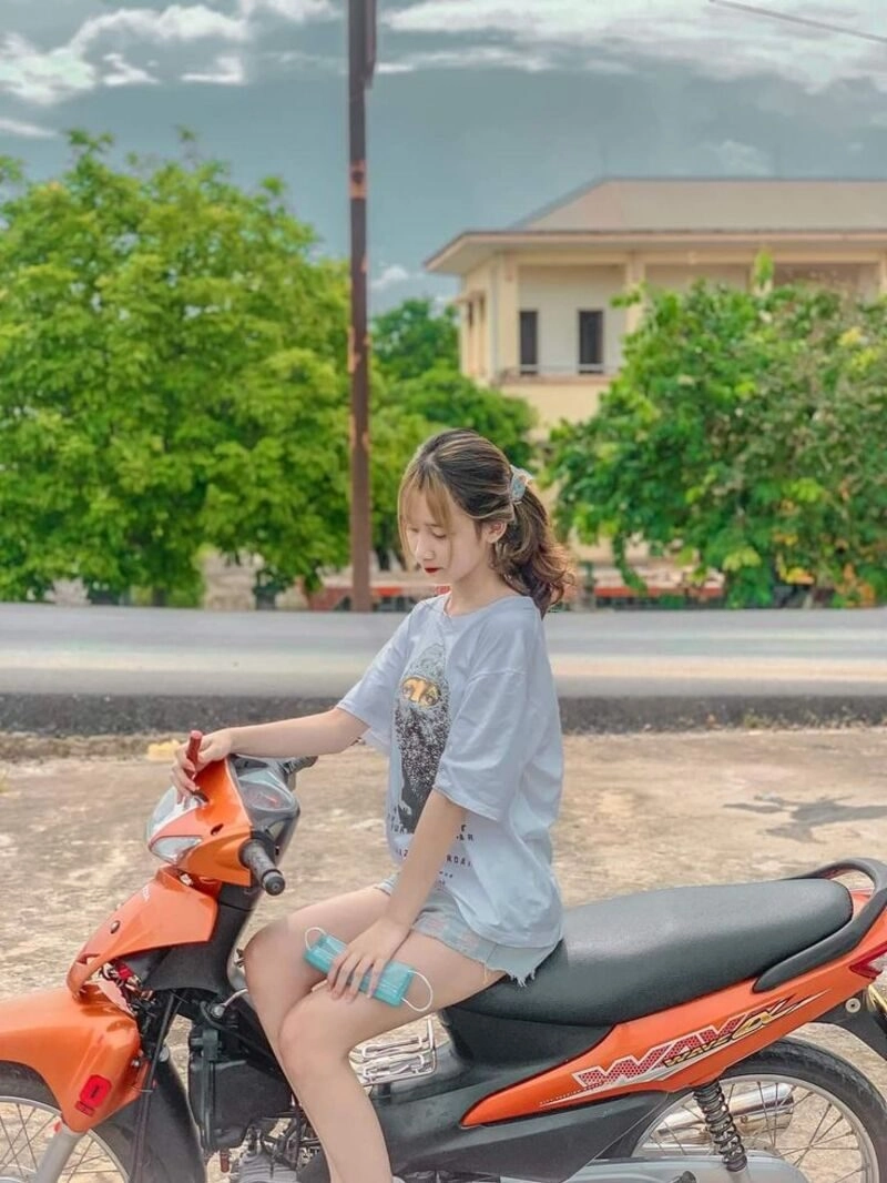 ngồi ảnh con gái đi xe wave độ
