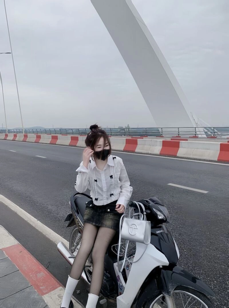 ngồi ảnh con gái đi xe wave độ