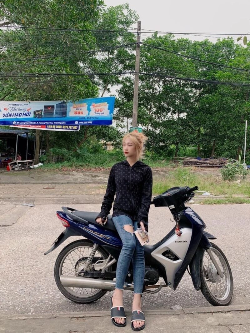 ngồi ảnh con gái đi xe wave độ