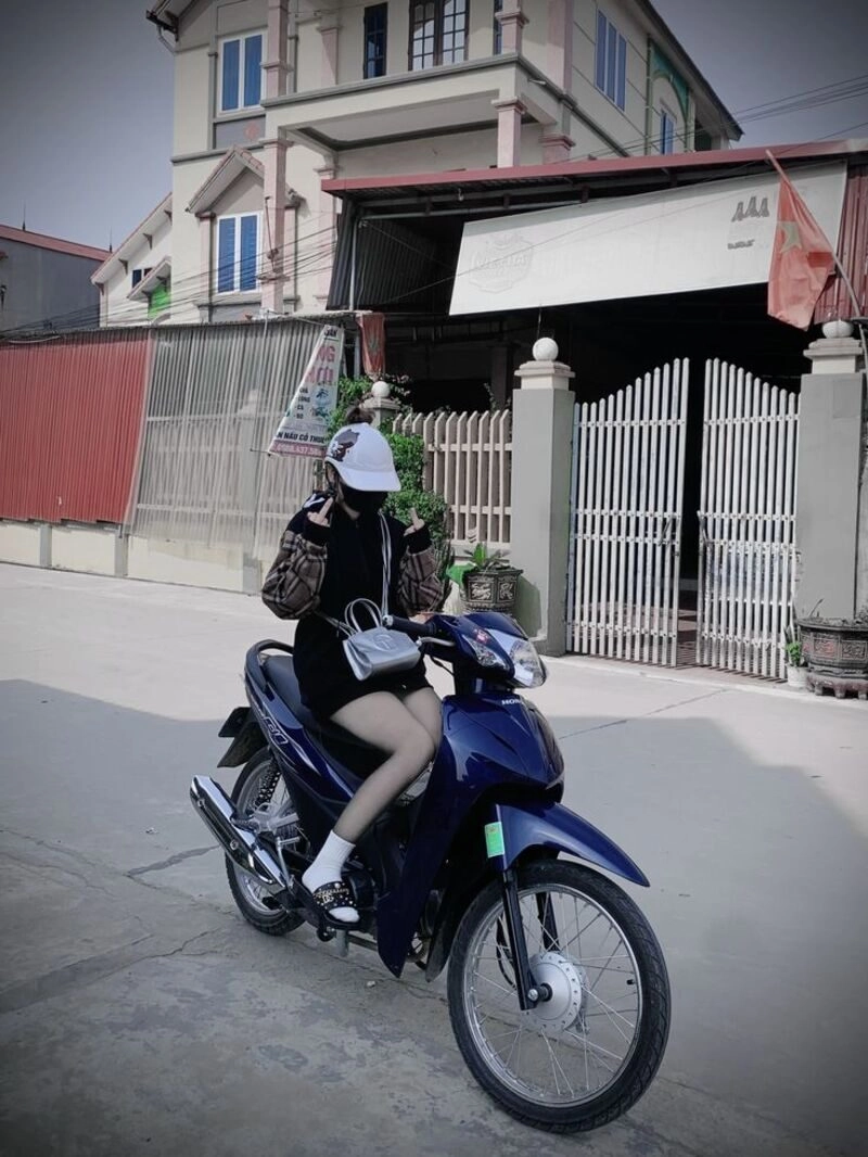 ngồi ảnh con gái đi xe wave độ