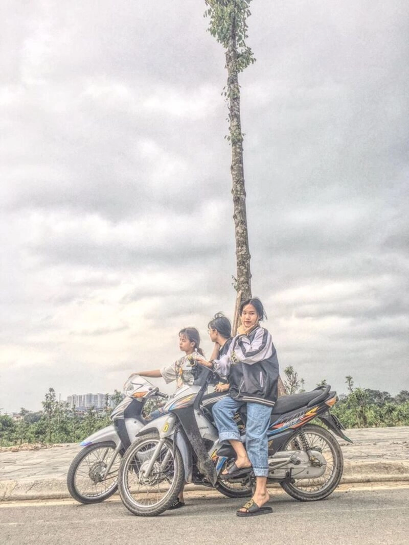 ngồi ảnh con gái đi xe wave độ